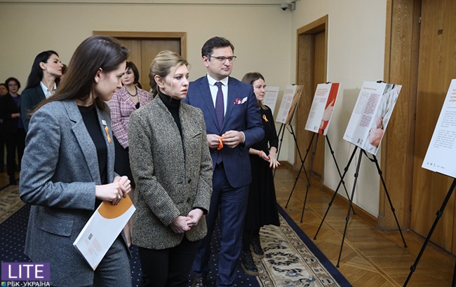 Просто и стильно: Елена Зеленская в необычном кэжуал-образе посетила открытие выставки против гендерного насилия