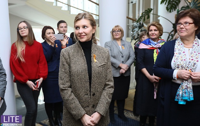 Просто и стильно: Елена Зеленская в необычном кэжуал-образе посетила открытие выставки против гендерного насилия