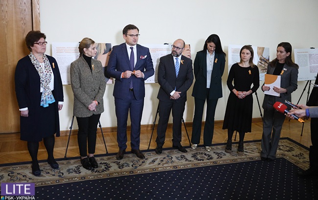 Просто и стильно: Елена Зеленская в необычном кэжуал-образе посетила открытие выставки против гендерного насилия