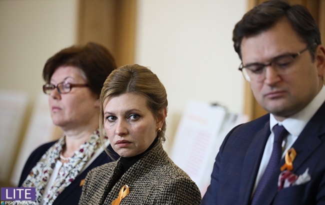 Просто и стильно: Елена Зеленская в необычном кэжуал-образе посетила открытие выставки против гендерного насилия