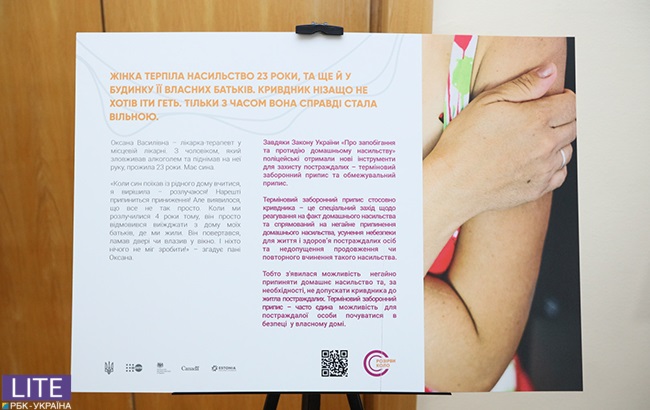 Маша Ефросинина показала сдержанный деловой образ в синих тонах на выставке "16 дней против гендерного насилия"