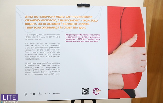 Маша Ефросинина показала сдержанный деловой образ в синих тонах на выставке "16 дней против гендерного насилия"