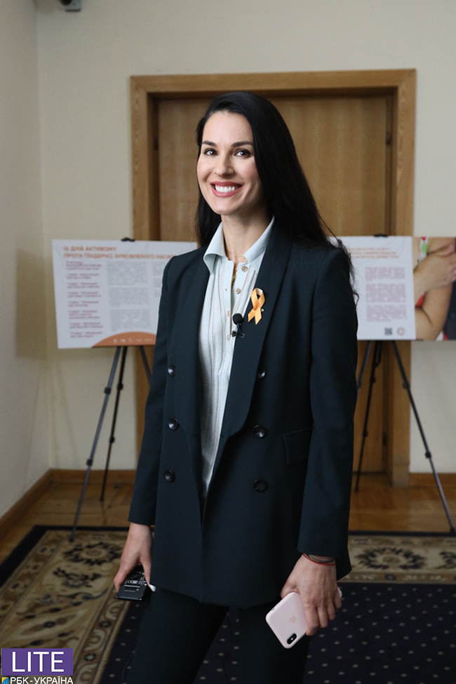 Маша Ефросинина показала сдержанный деловой образ в синих тонах на выставке "16 дней против гендерного насилия"