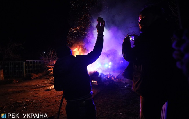 Новые Санжары: автобусы забросали камнями, а в ответ получили "сердечки"