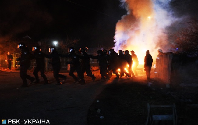 Новые Санжары: автобусы забросали камнями, а в ответ получили "сердечки"