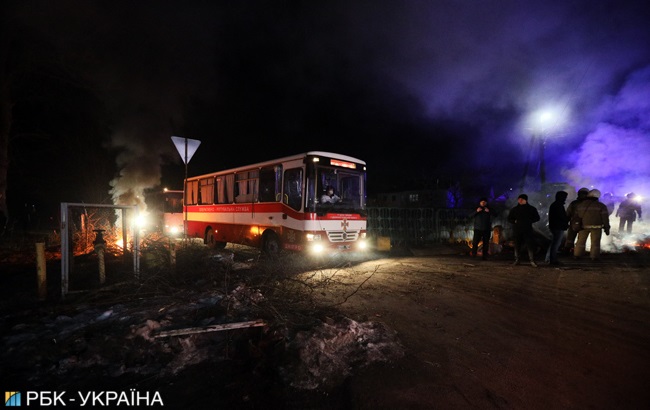 Новые Санжары: автобусы забросали камнями, а в ответ получили "сердечки"