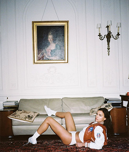 Одна дома: Ирина Шейк восхитила роскошным телом в откровенных нарядах для новой съемки