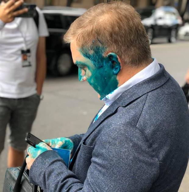 Нардеп стал жертвой яйца с зеленкой: видео "мести" за слова об Украине