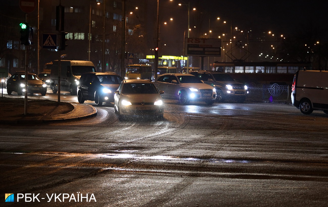 На Київ обрушився крижаний дощ: фото і відео