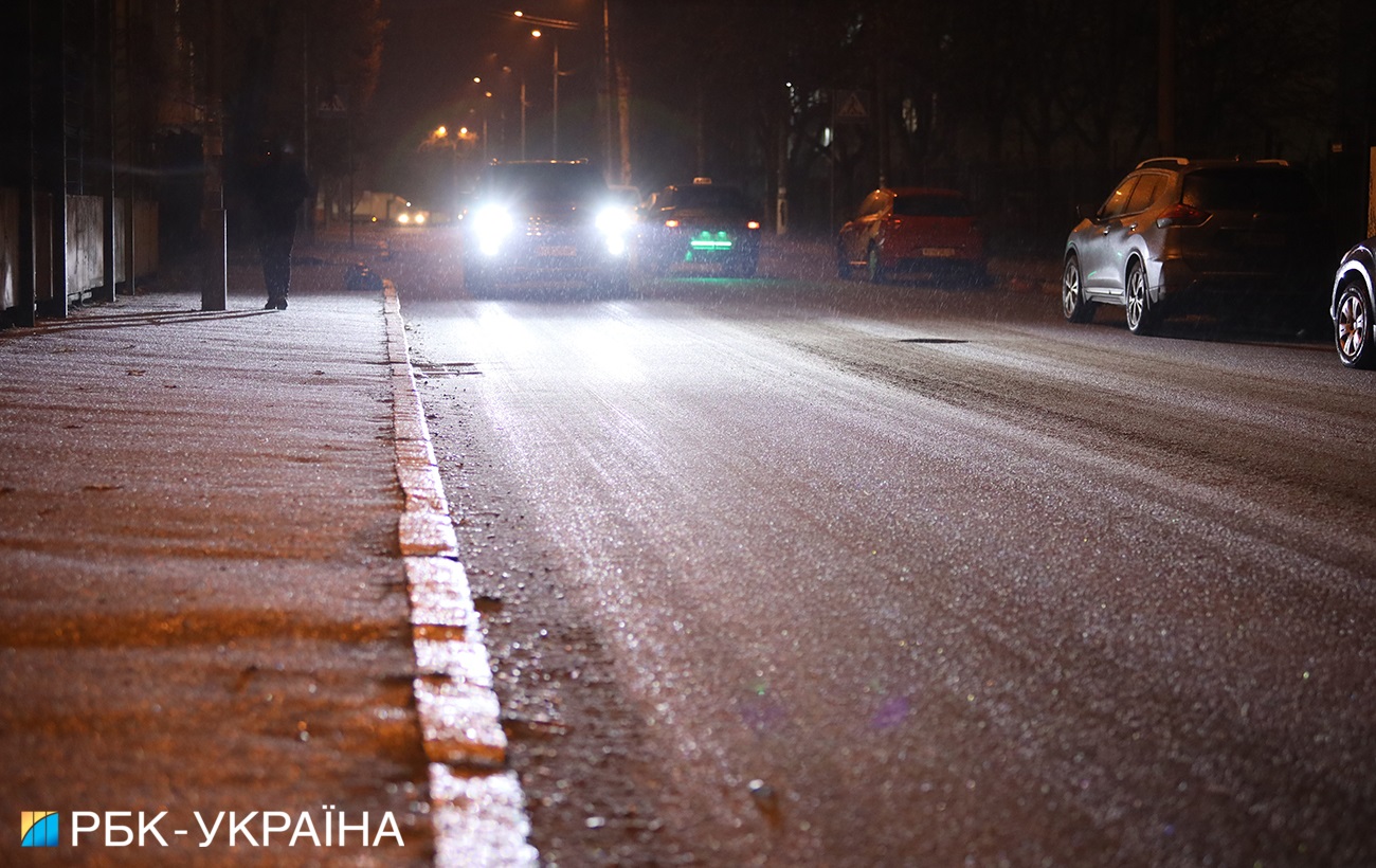 На Київ обрушився крижаний дощ: фото і відео