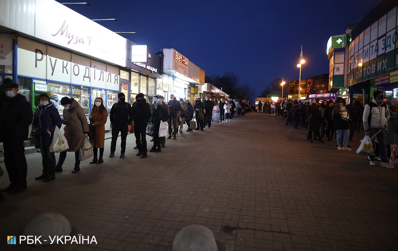 Транспортный коллапс: в Киеве образовались огромные очереди на маршрутки (фото)