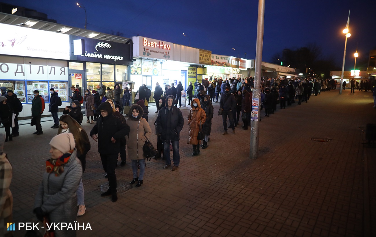 Транспортный коллапс: в Киеве образовались огромные очереди на маршрутки (фото)