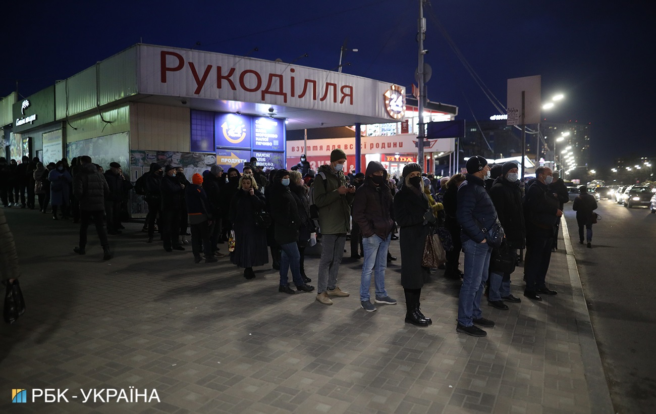 Транспортный коллапс: в Киеве образовались огромные очереди на маршрутки (фото)