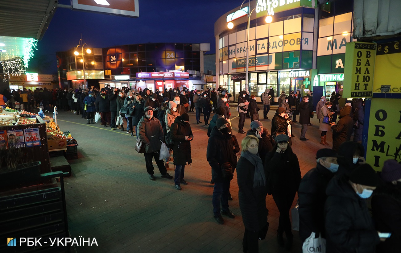 Транспортный коллапс: в Киеве образовались огромные очереди на маршрутки (фото)