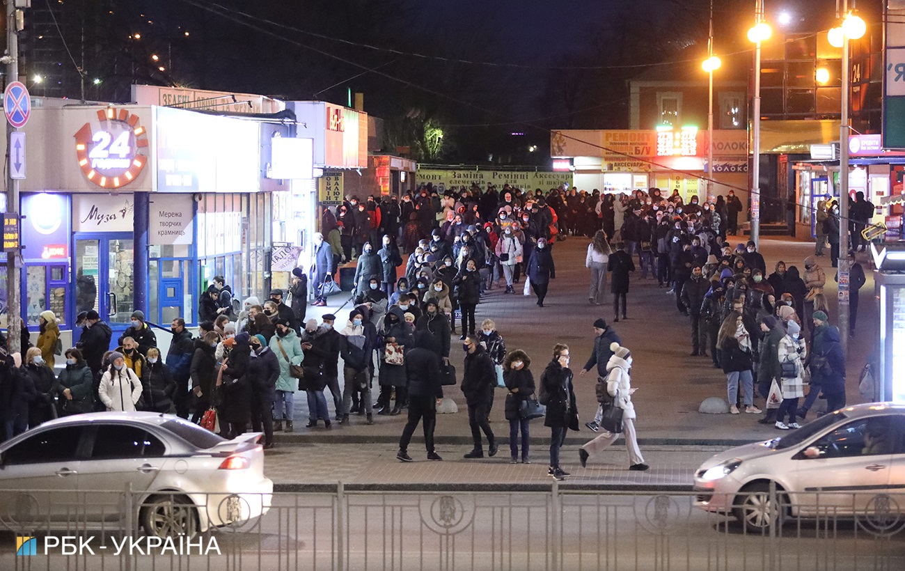 Транспортный коллапс: в Киеве образовались огромные очереди на маршрутки (фото)