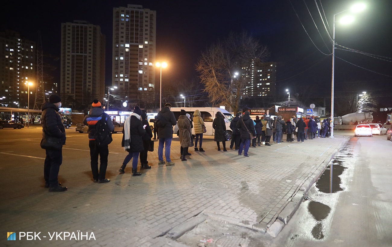 Транспортный коллапс: в Киеве образовались огромные очереди на маршрутки (фото)
