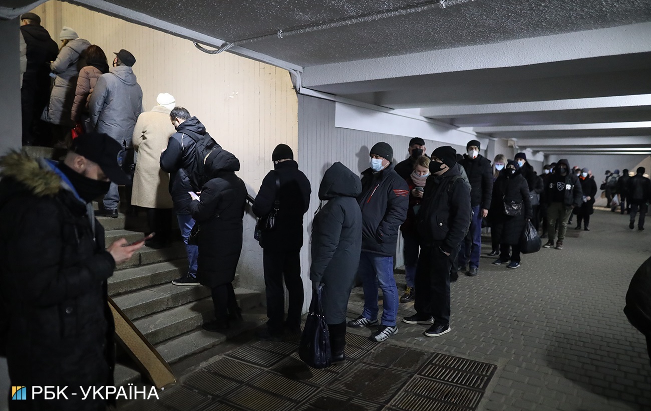 Транспортный коллапс: в Киеве образовались огромные очереди на маршрутки (фото)