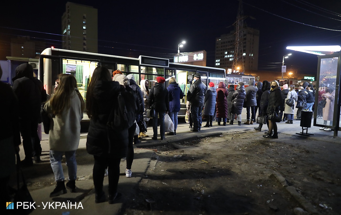 Транспортный коллапс: в Киеве образовались огромные очереди на маршрутки (фото)