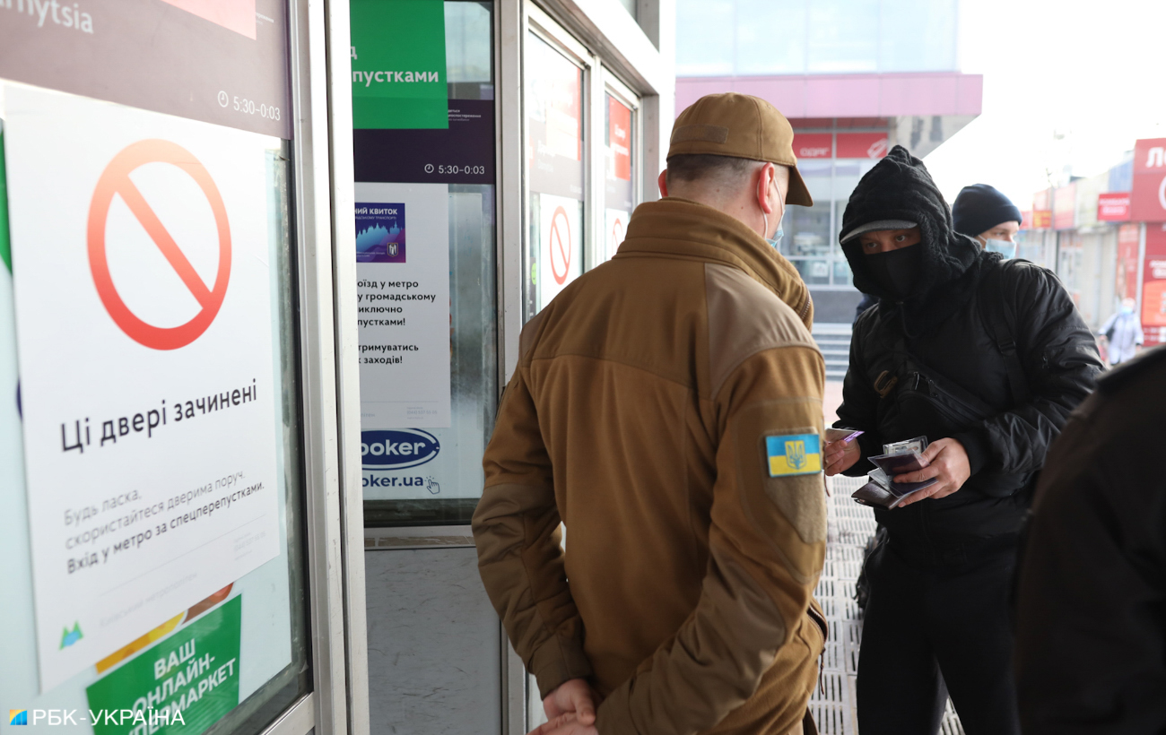 Перший день локдауну у Києві: транспорт порожній, таксі втридорога, а в службах доставки завал