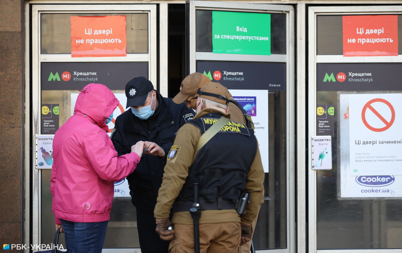Перший день локдауну у Києві: транспорт порожній, таксі втридорога, а в службах доставки завал