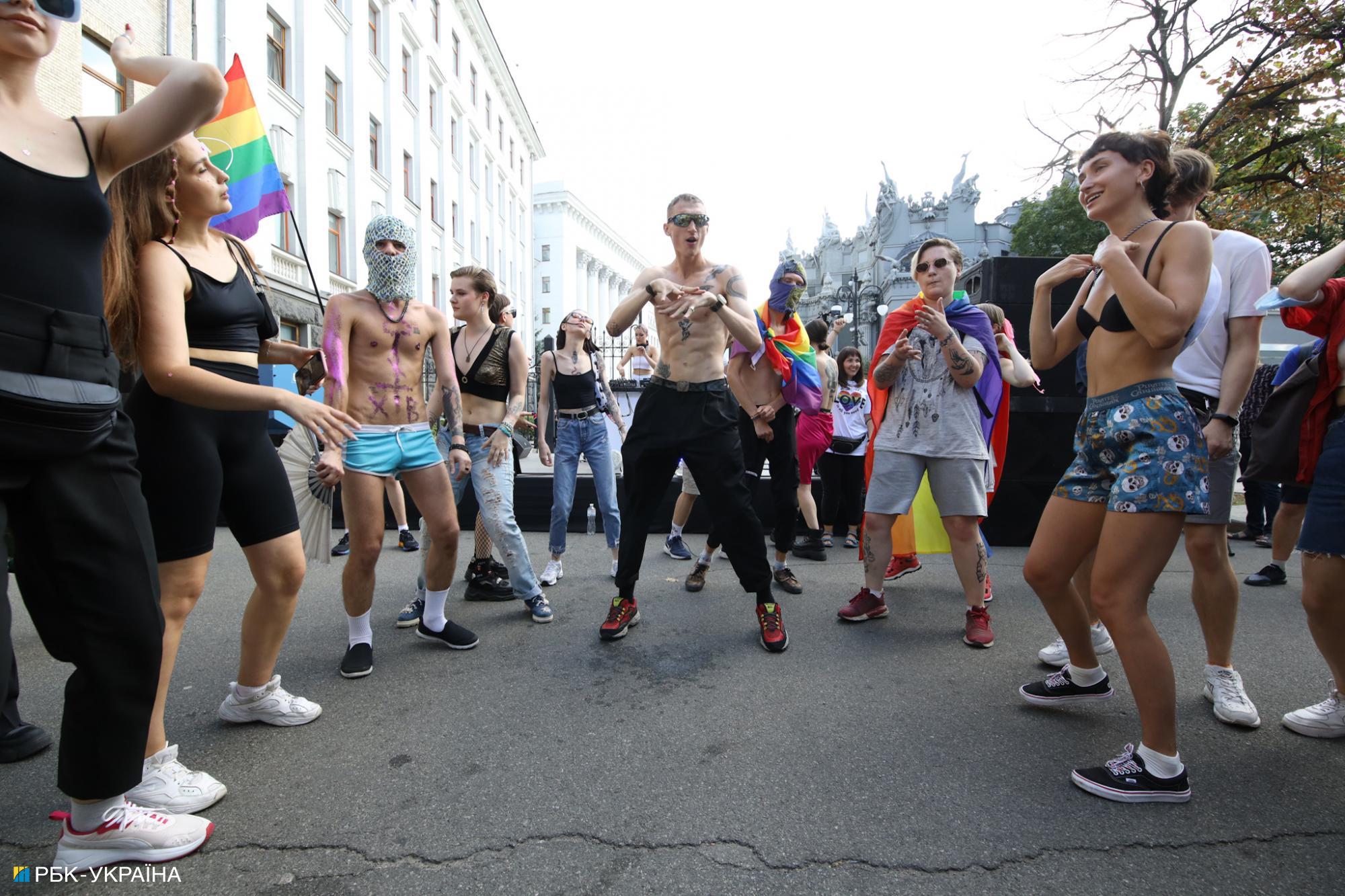 "Традиционалисты" против ЛГБТ: яркие фото с прайда под офисом Зеленского