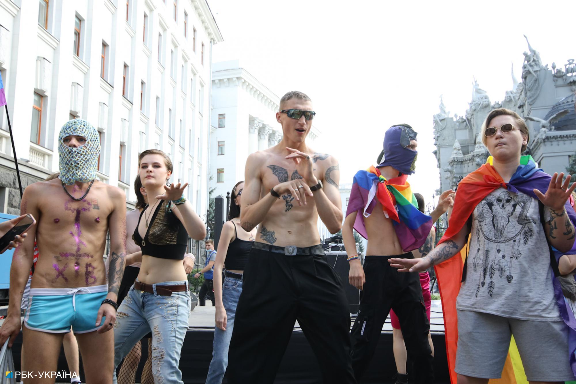 "Традиционалисты" против ЛГБТ: яркие фото с прайда под офисом Зеленского