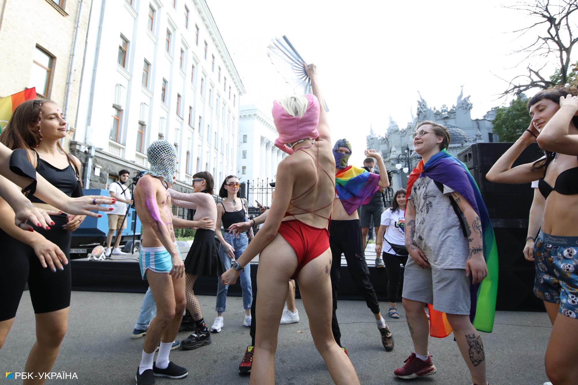 "Традиционалисты" против ЛГБТ: яркие фото с прайда под офисом Зеленского