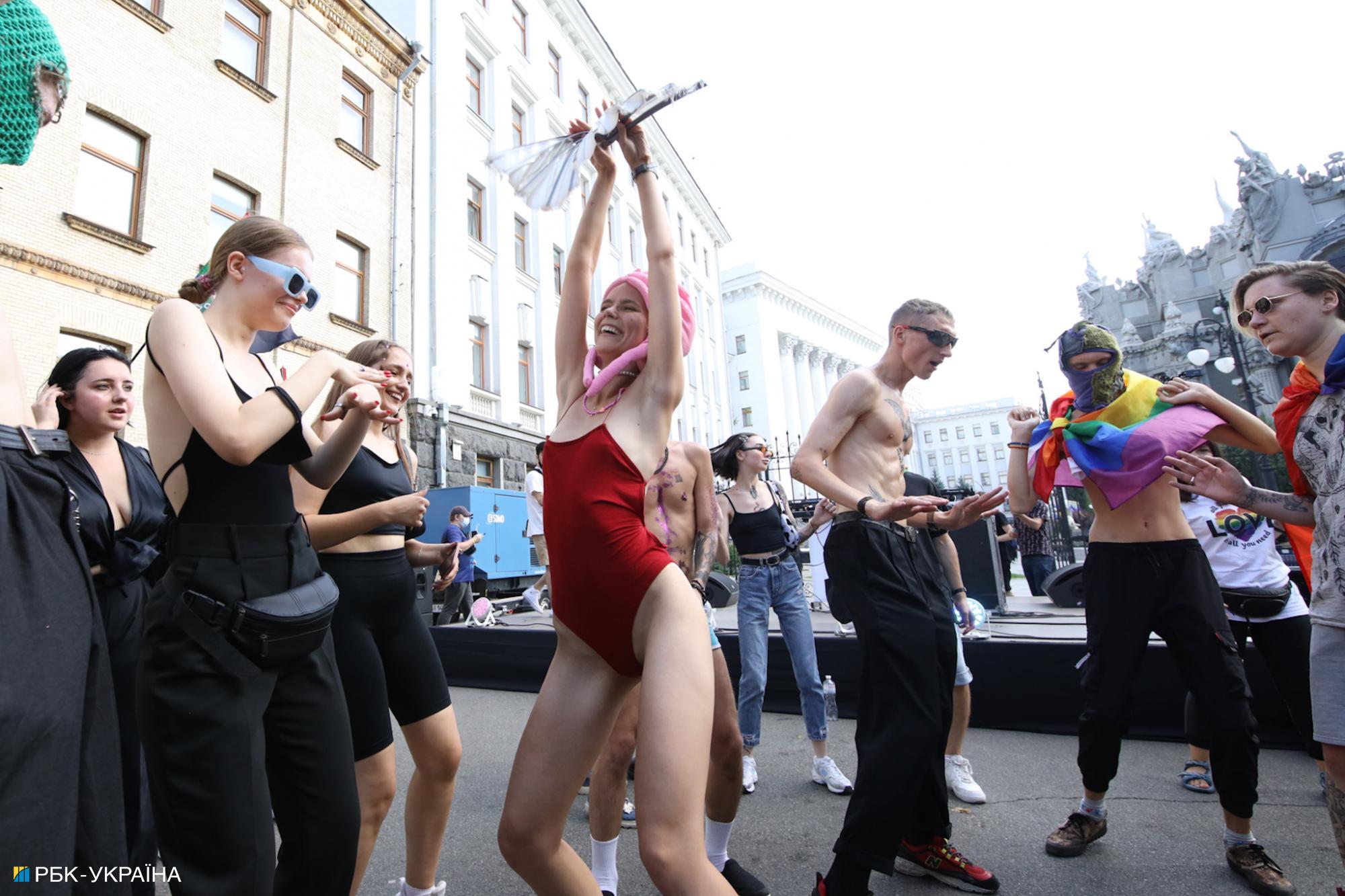 "Традиционалисты" против ЛГБТ: яркие фото с прайда под офисом Зеленского
