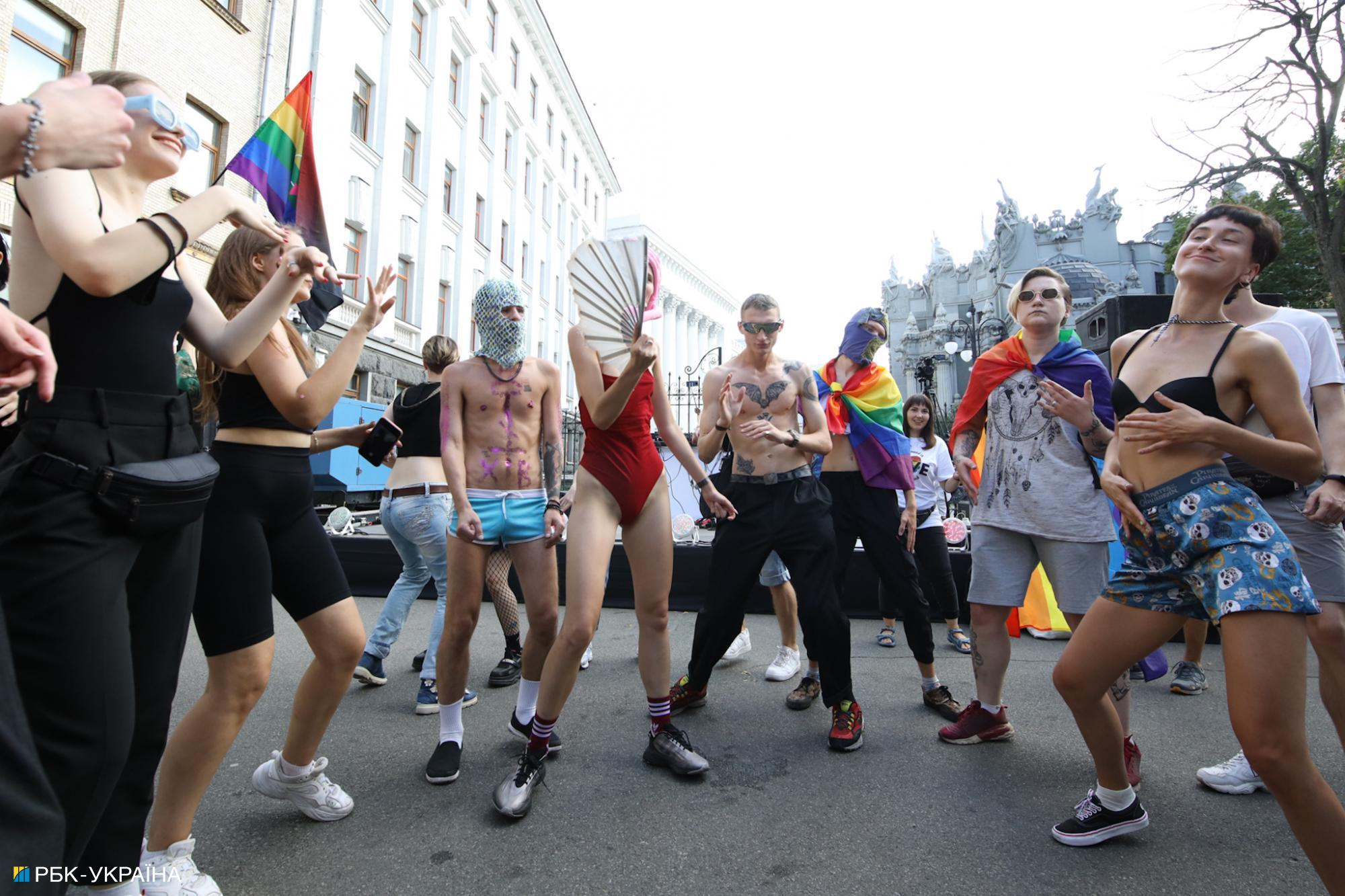 "Традиционалисты" против ЛГБТ: яркие фото с прайда под офисом Зеленского