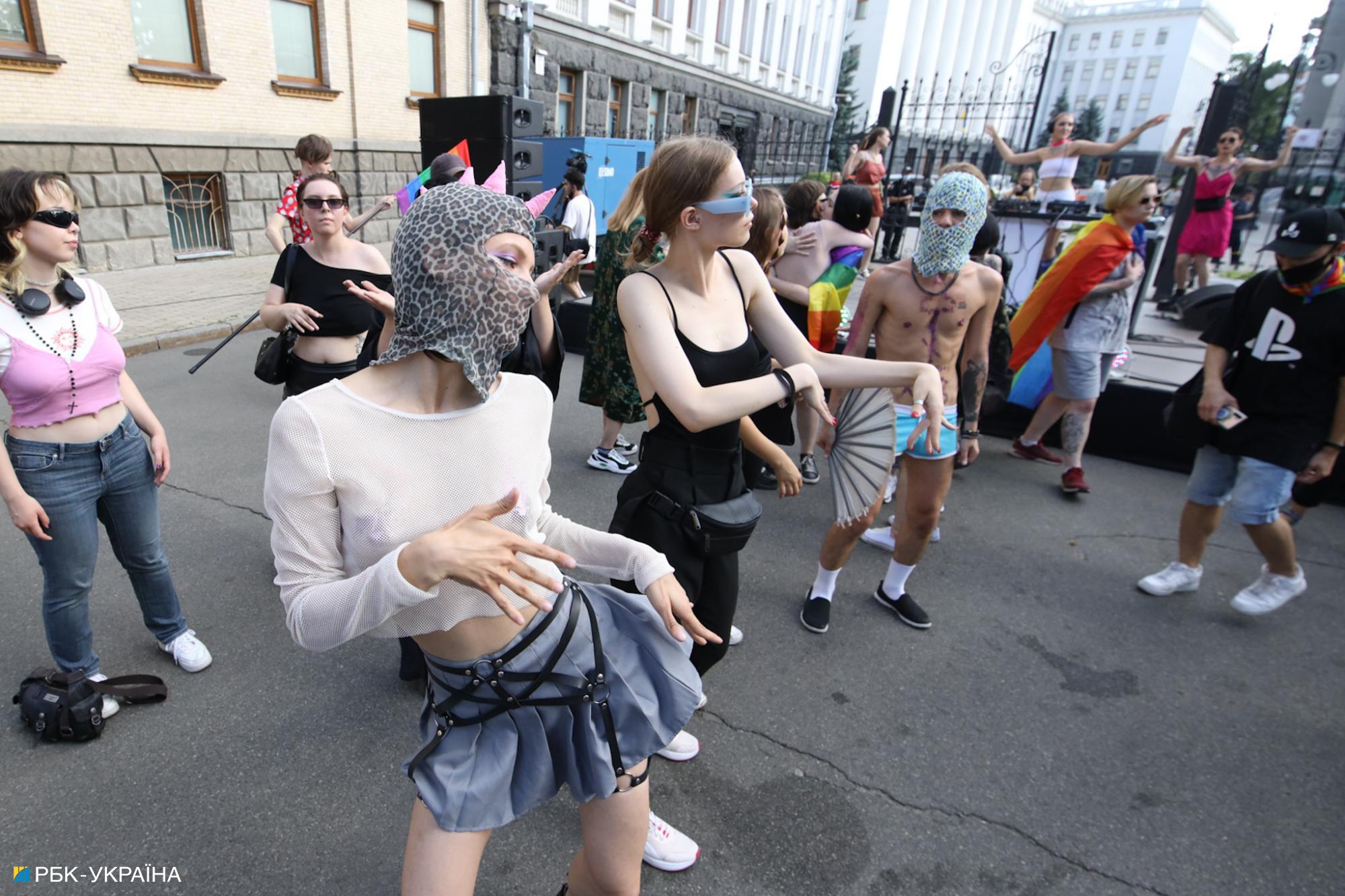 "Традиционалисты" против ЛГБТ: яркие фото с прайда под офисом Зеленского