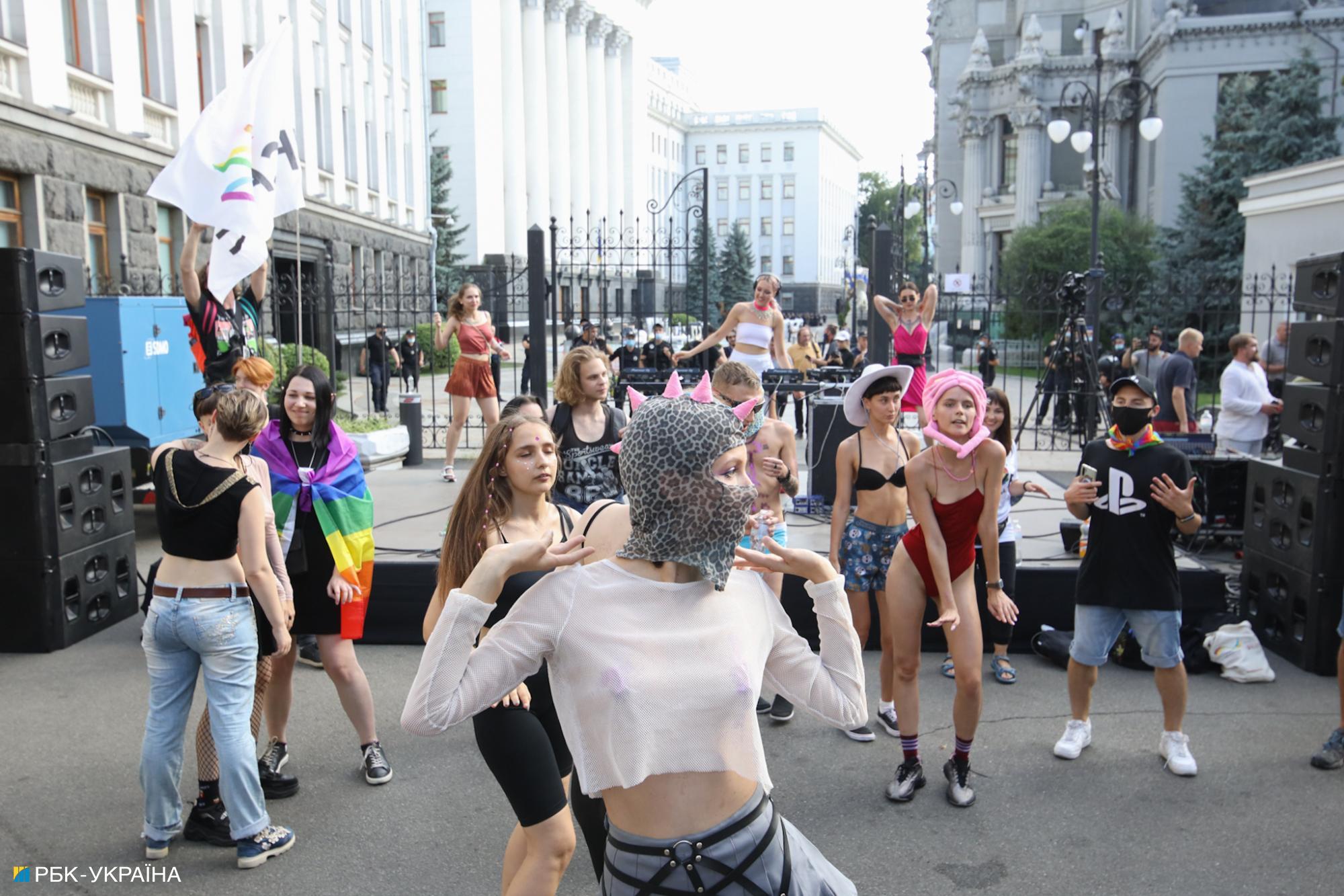 "Традиционалисты" против ЛГБТ: яркие фото с прайда под офисом Зеленского