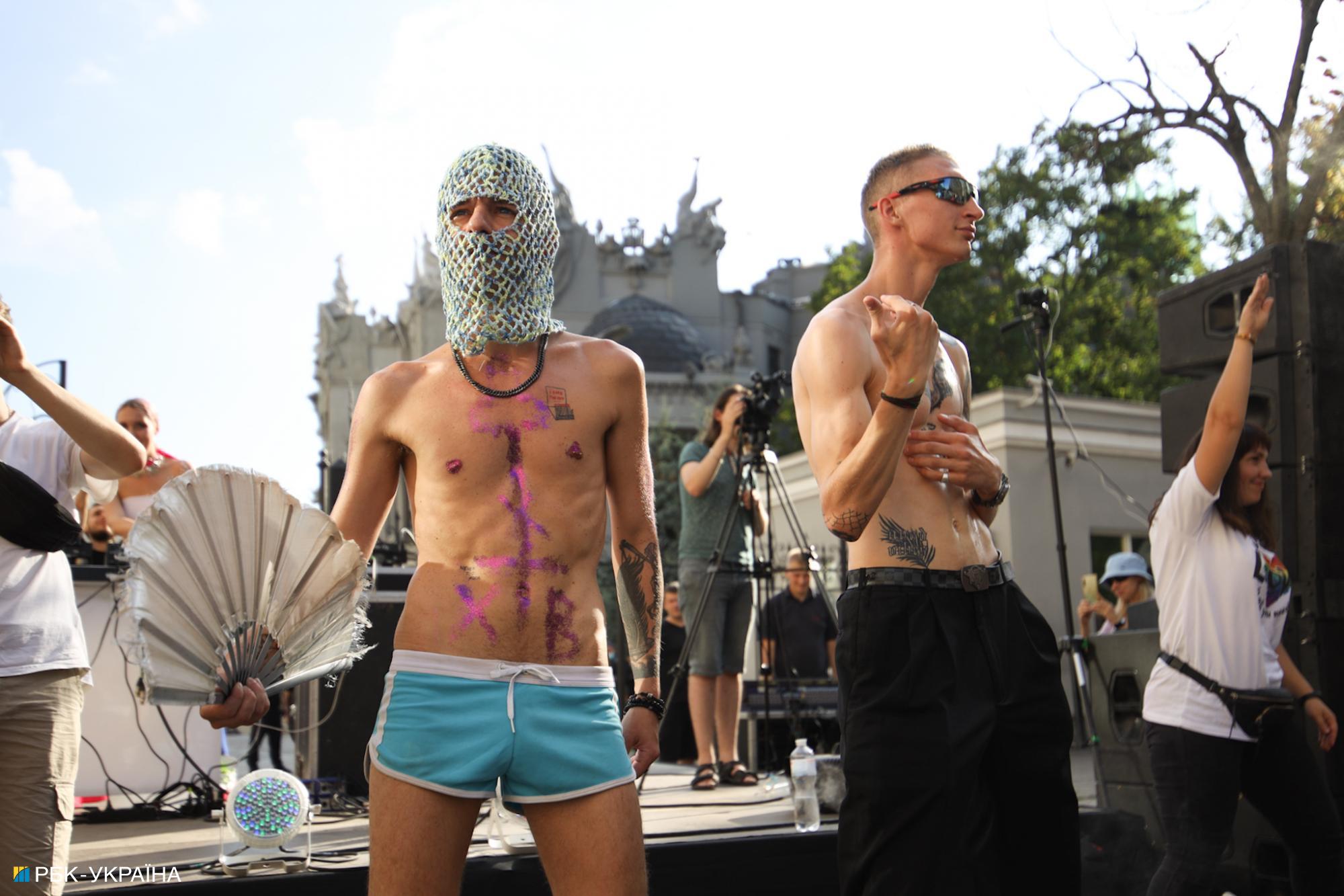 "Традиционалисты" против ЛГБТ: яркие фото с прайда под офисом Зеленского