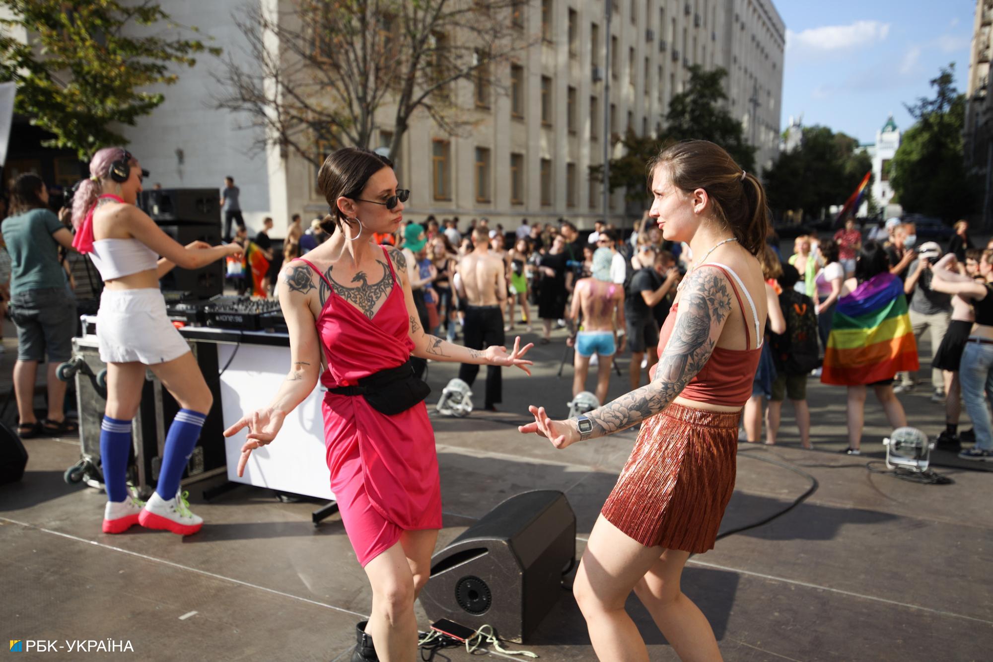 "Традиционалисты" против ЛГБТ: яркие фото с прайда под офисом Зеленского