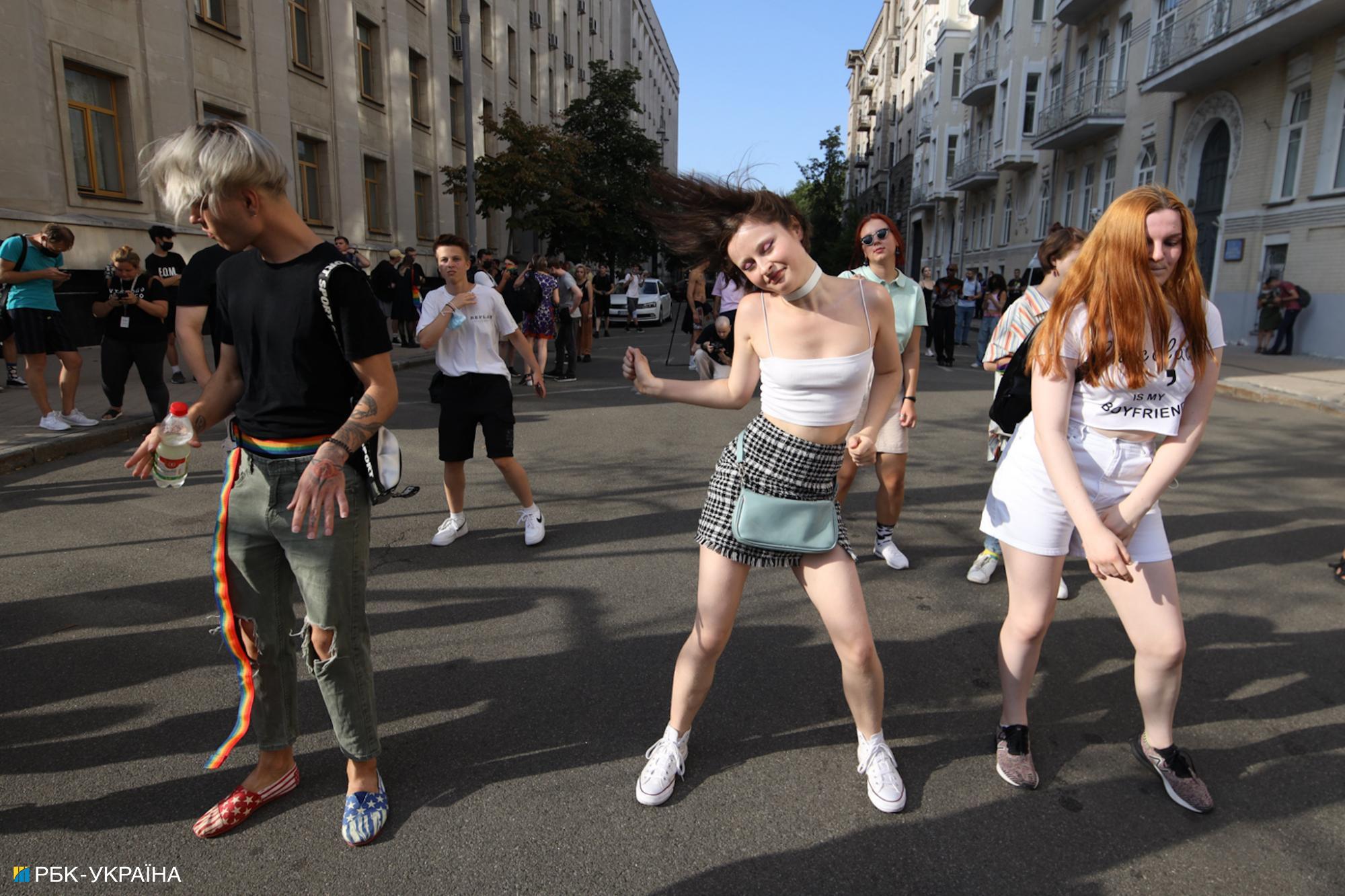 "Традиционалисты" против ЛГБТ: яркие фото с прайда под офисом Зеленского