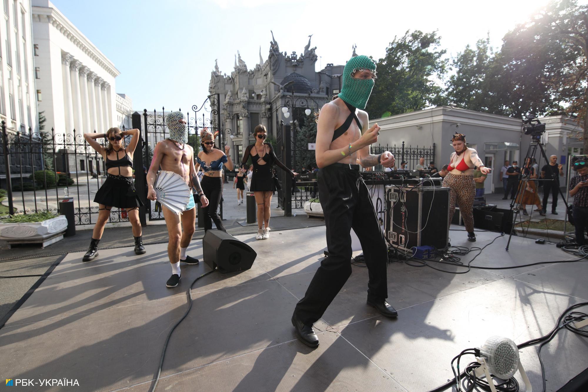 "Традиционалисты" против ЛГБТ: яркие фото с прайда под офисом Зеленского