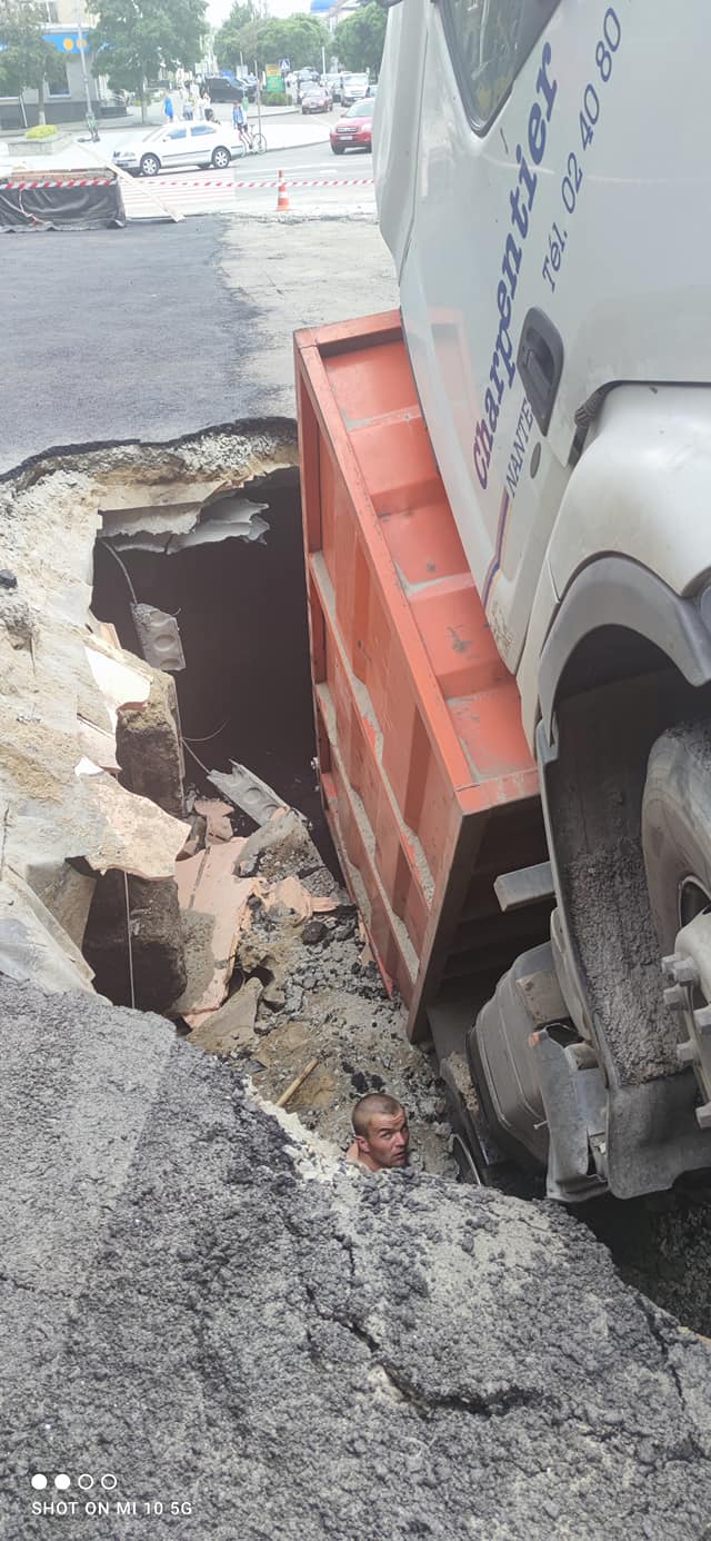 В центре Житомира под асфальт провалился грузовик: фото инцидента