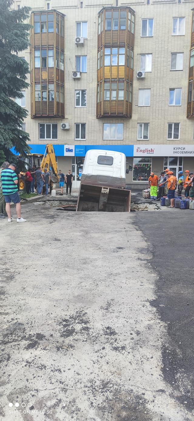 В центре Житомира под асфальт провалился грузовик: фото инцидента