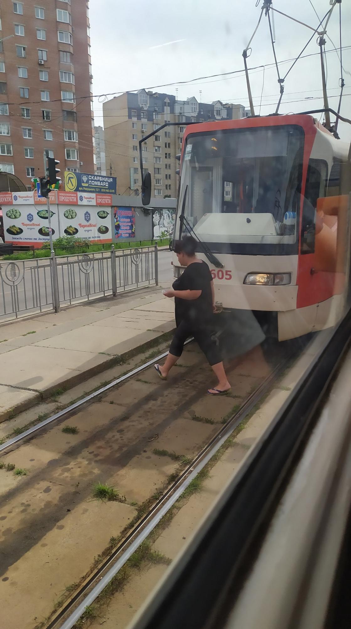 В Киеве водитель трамвая лишился чувств прямо во время движения: в кабине было +47