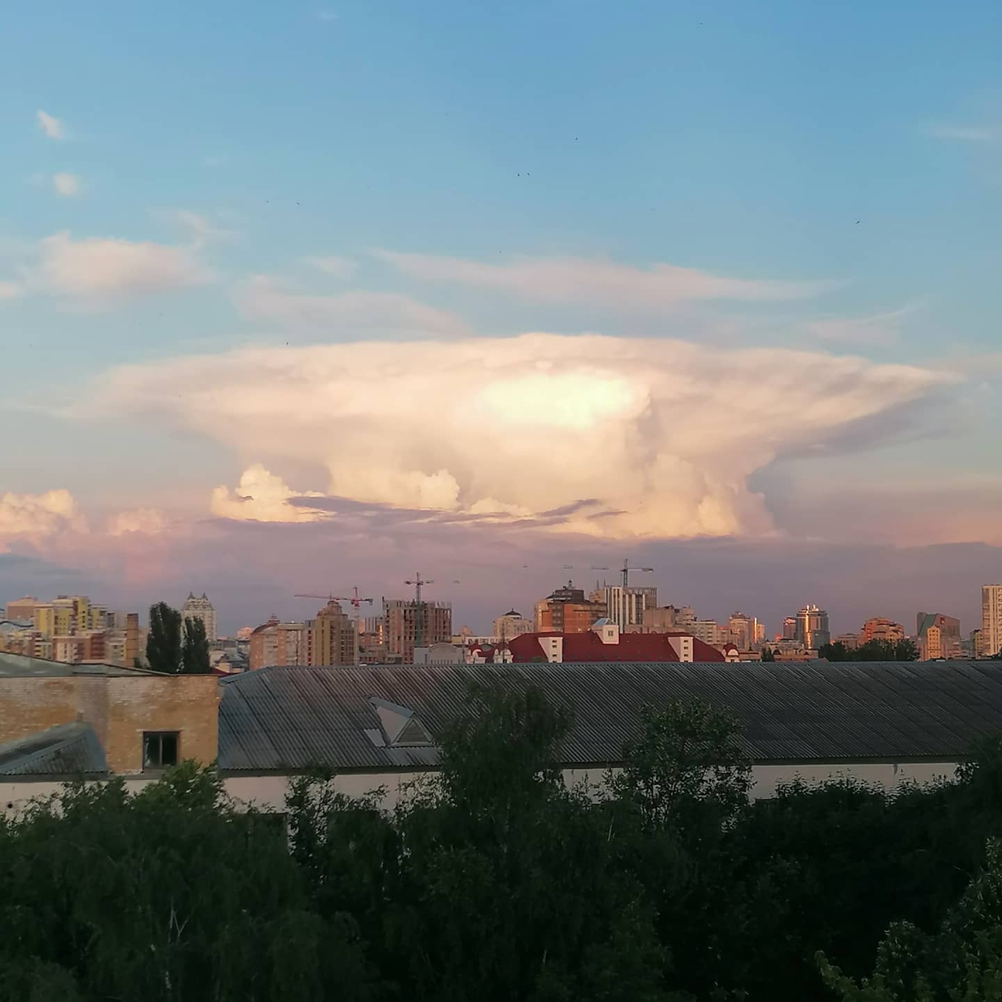 "Ядерні" хмари налякали жителів Києва: "невже Чорнобиль?"