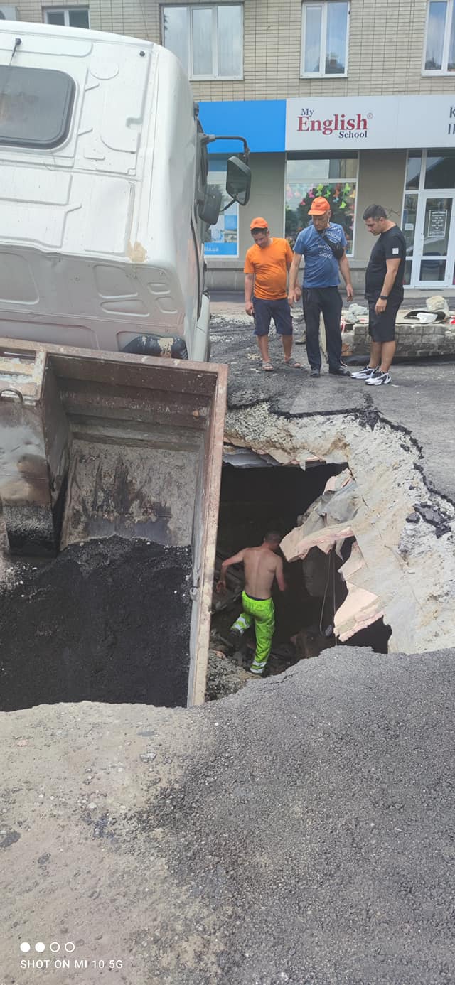 В центре Житомира под асфальт провалился грузовик: фото инцидента