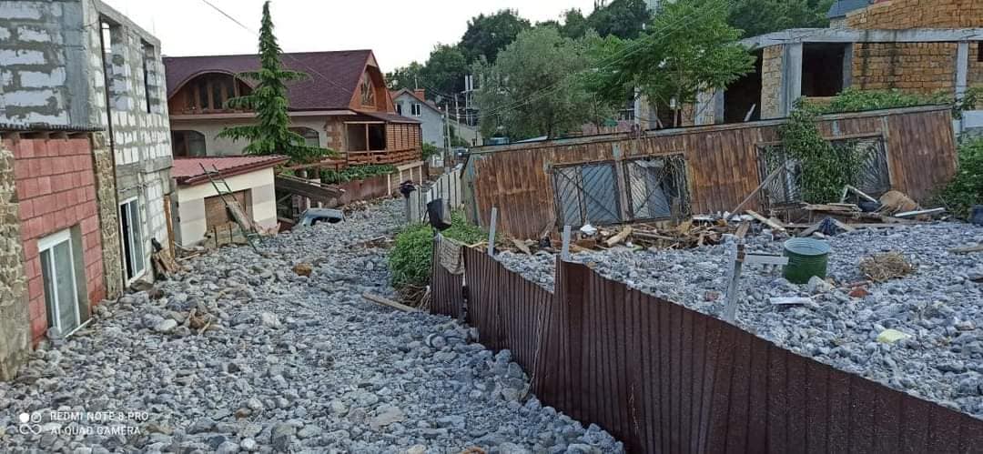 Селище під Ялтою "затопило" камінням і сміттям (фото)