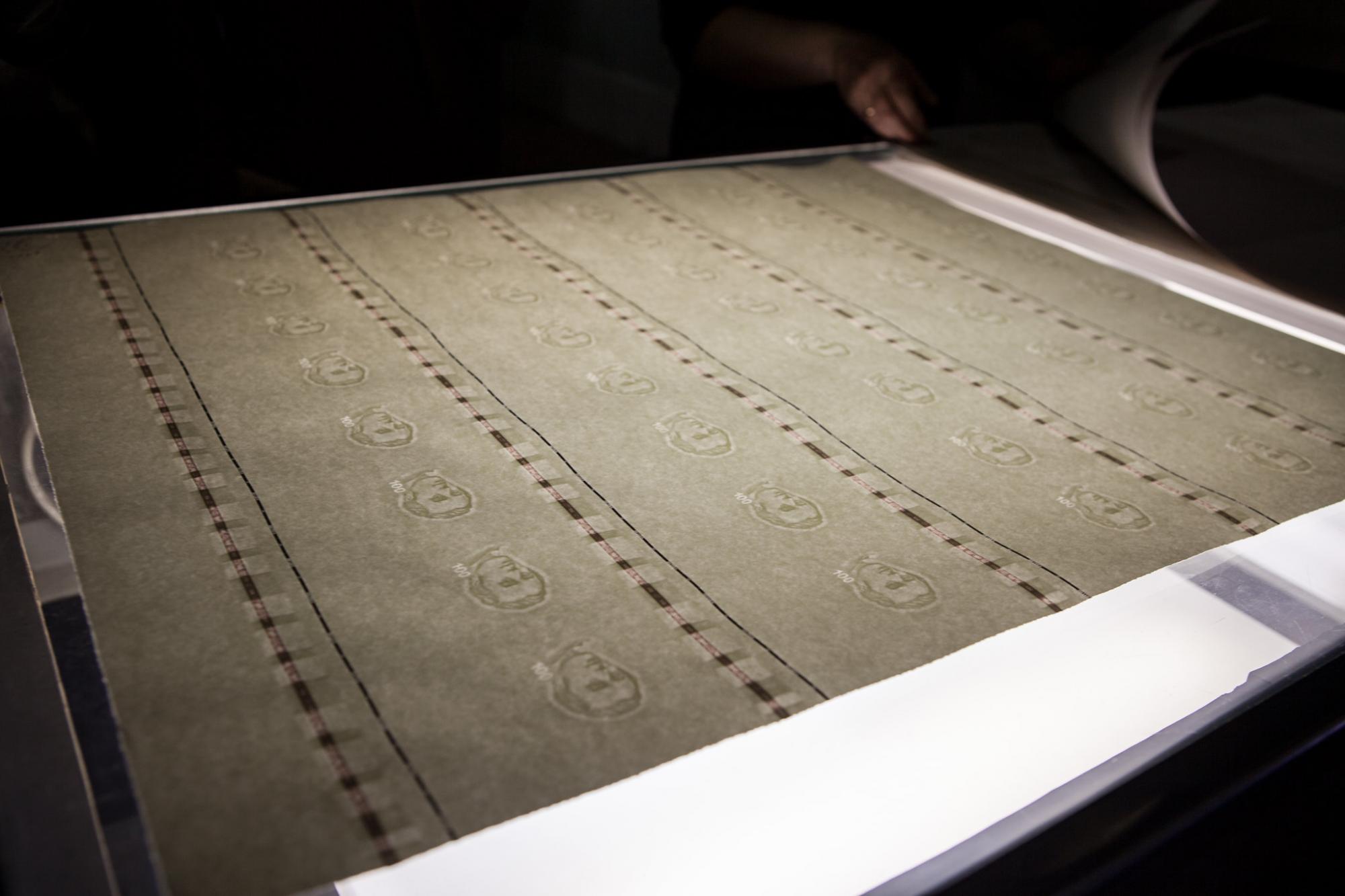 Якщо вам дали 1000-гривневу купюру - не спішіть класти її до гаманця. У НБУ розповіли - чому