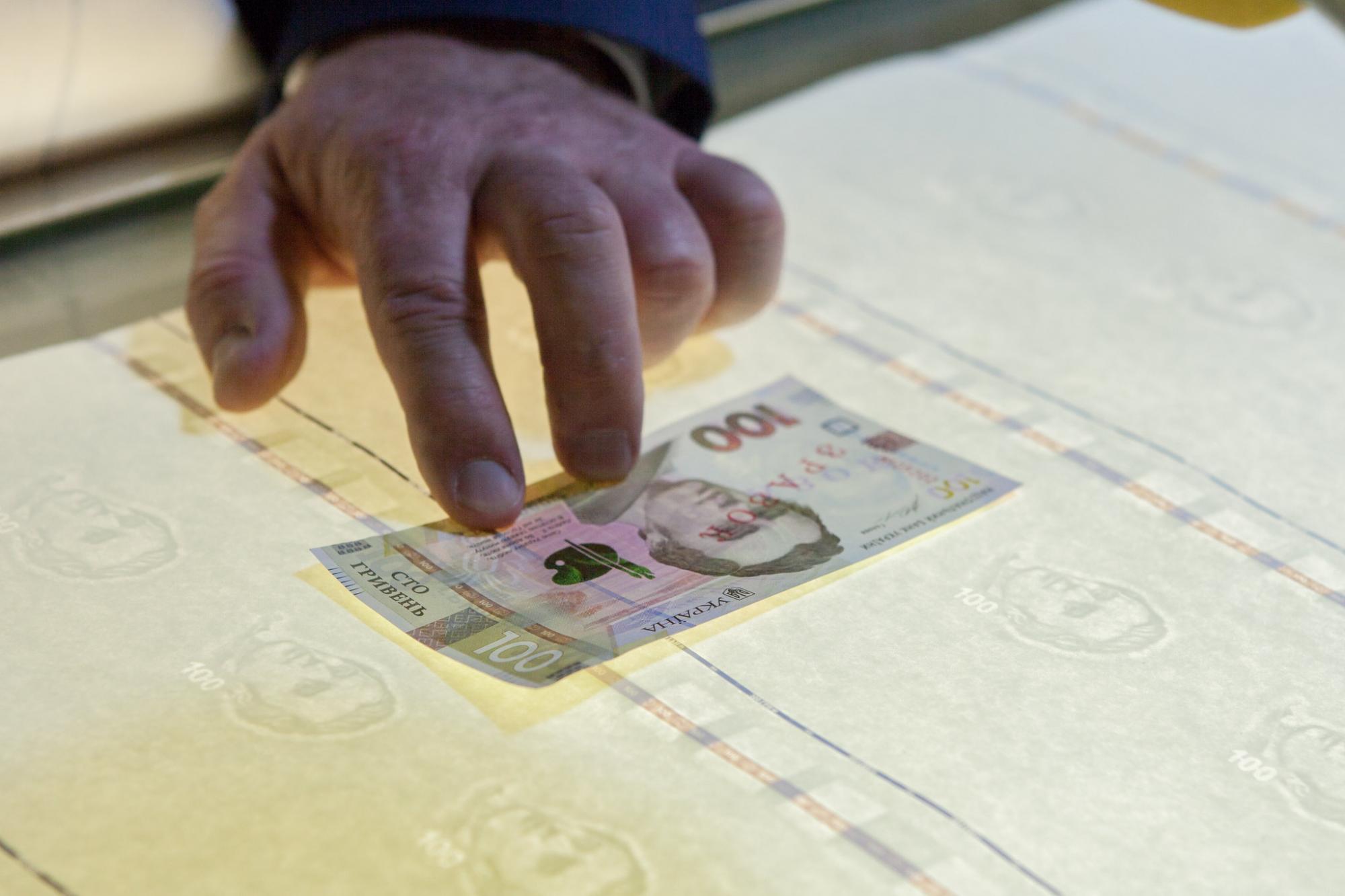 Якщо вам дали 1000-гривневу купюру - не спішіть класти її до гаманця. У НБУ розповіли - чому