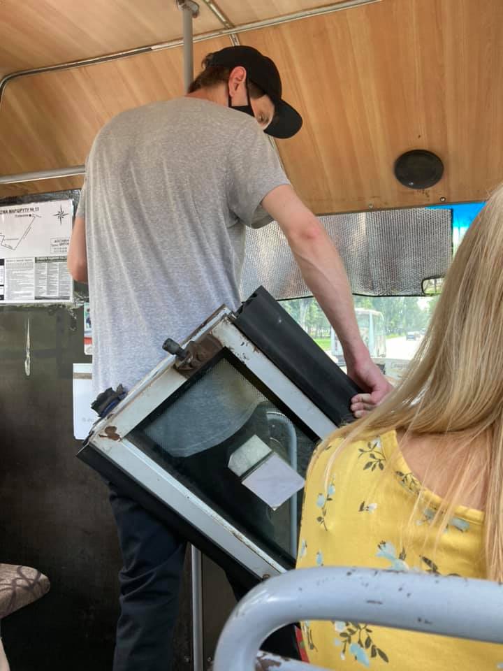 В Николаеве в маршрутке на пассажира упали двери: "пришлось ловить собой" (фото)