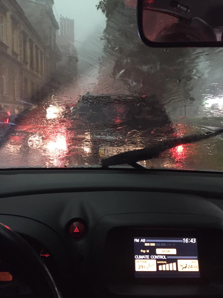 Молнии, град, ливень, ураган: во Львове - погодный апокалипсис (фото и видео)