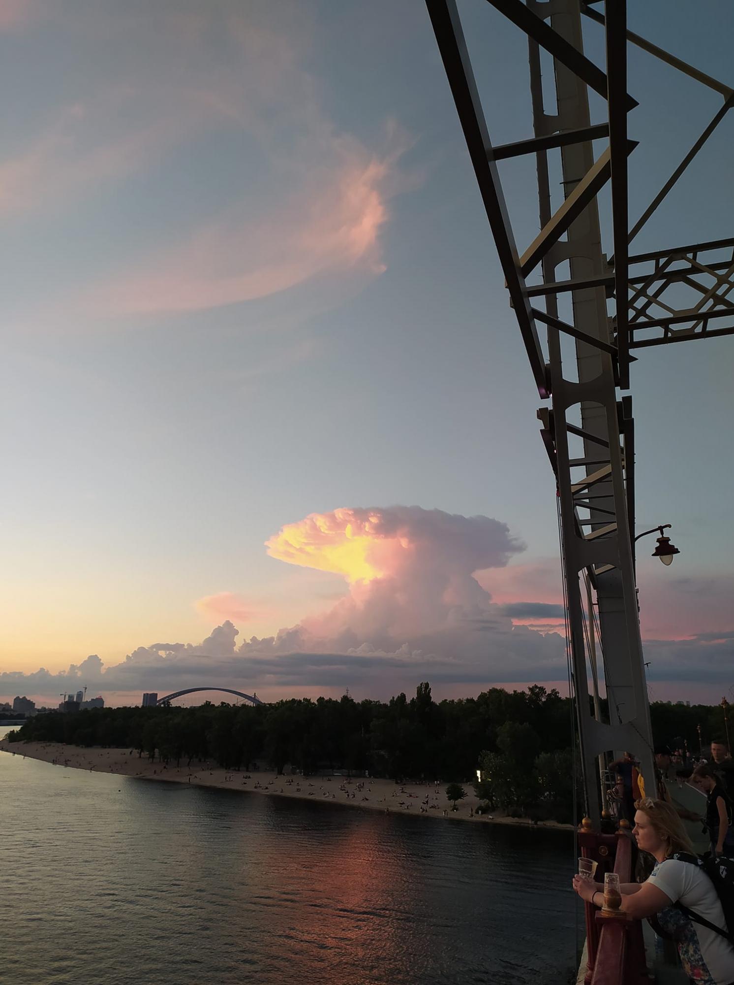 "Ядерні" хмари налякали жителів Києва: "невже Чорнобиль?"