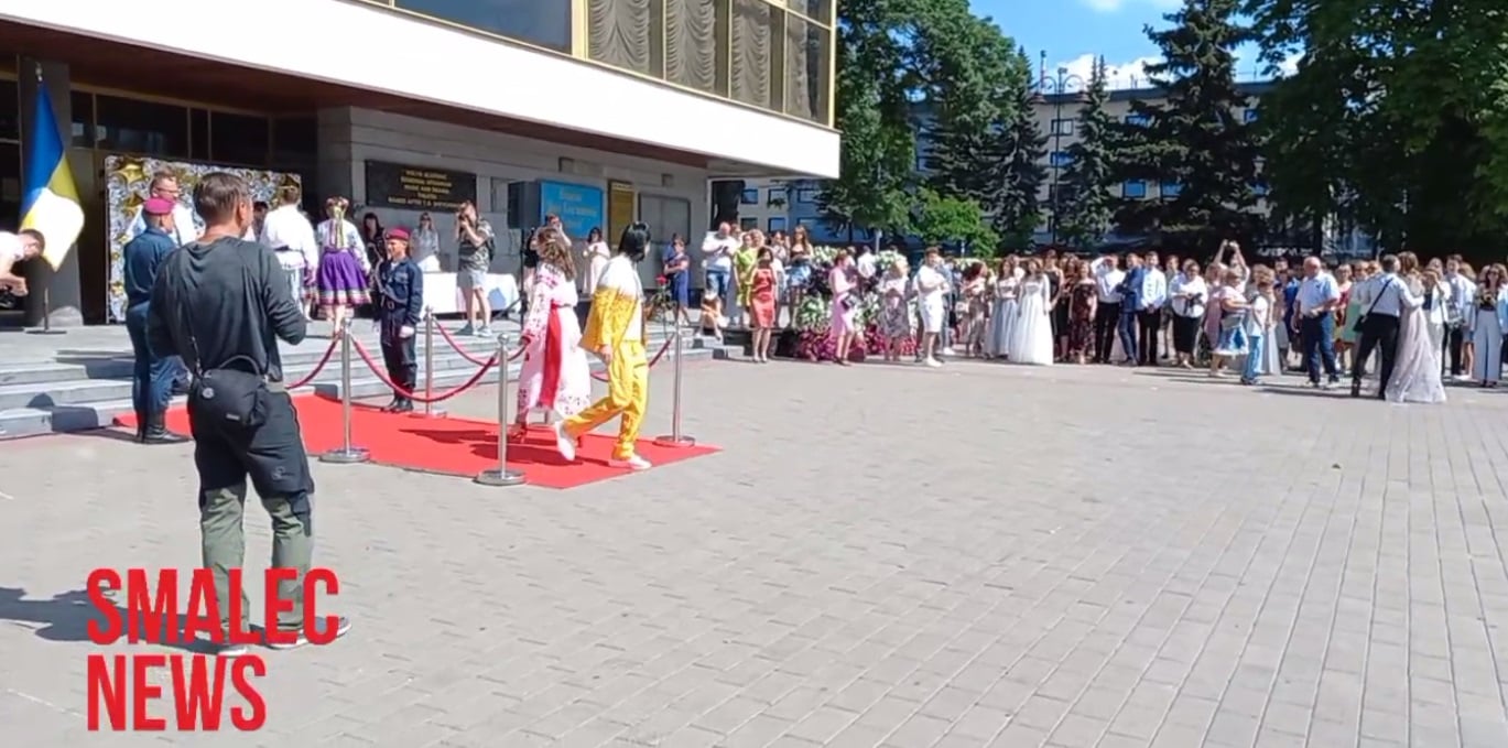 В Луцке отличник пришел на выпускной в костюме пива: парень объяснил свой поступок (фото)