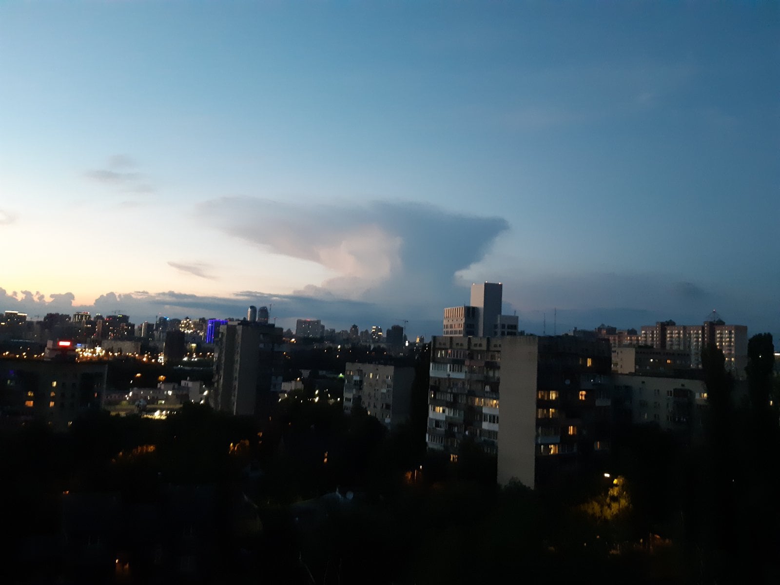 "Ядерні" хмари налякали жителів Києва: "невже Чорнобиль?"