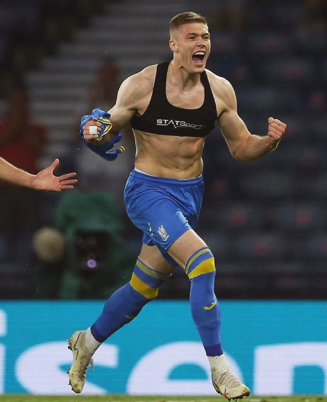 Готовятся к годовщине: что известно о возлюбленной Артема Довбика - героя матча со Швецией