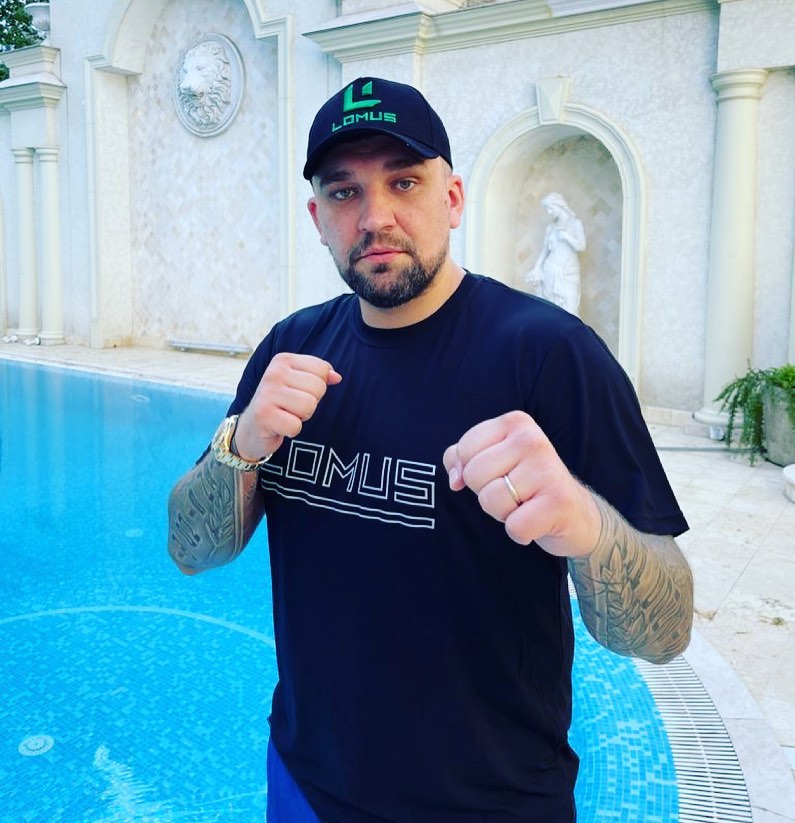 Баста похвалився подарунками від Усика і Ломаченка